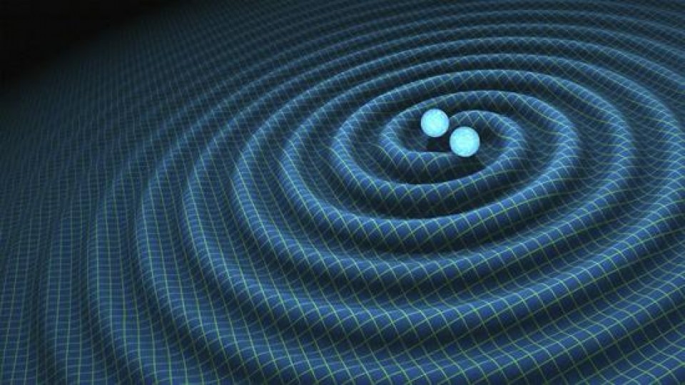 Un científico observa una representación de las ondas gravitacionales. EFE