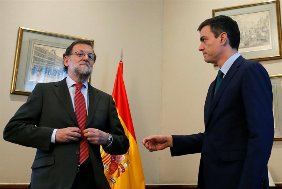 Mariano Rajoyk bostekoa ukatu zion Pedro Sanchezi, atzo biek egin zuten bileran. Argazkia: EFE