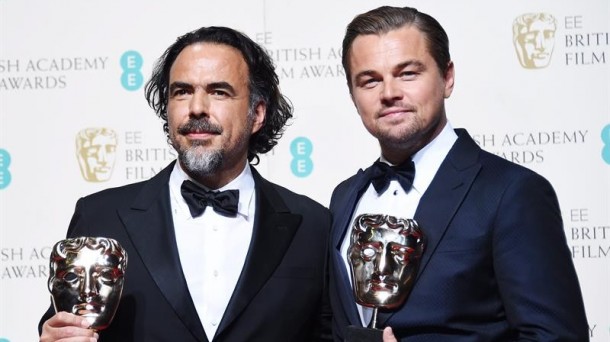 Alejandro González Iñárritu y Leonardo DiCaprio posan con sus premios. Foto: Efe. 