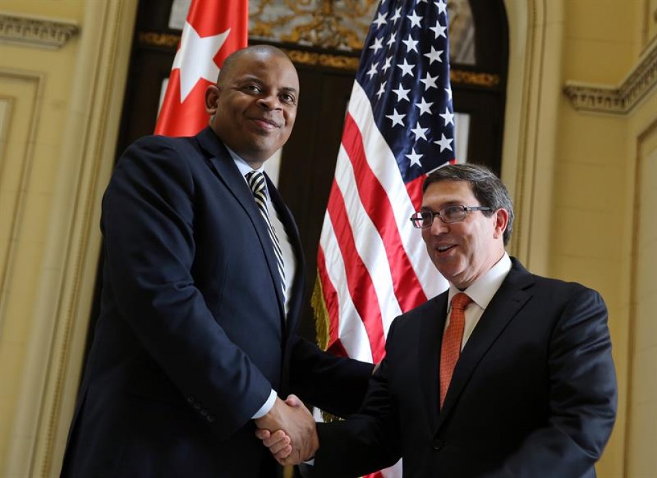 El canciller cubano Bruno Rodríguez y el secretario de Transporte de EE. UU., Anthony R. Foxx. EFE
