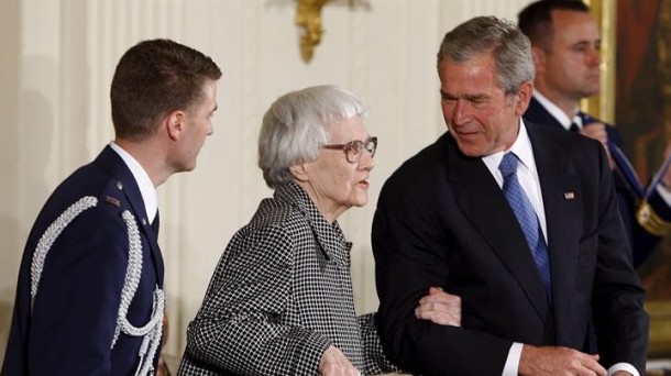 Idazlea George Bushekin batera, 2007an, ekitaldi batean. Argazkia: EFE