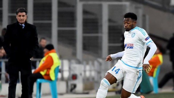 N'Koudou, del Olympique, conduce el balón. Foto: EFE.