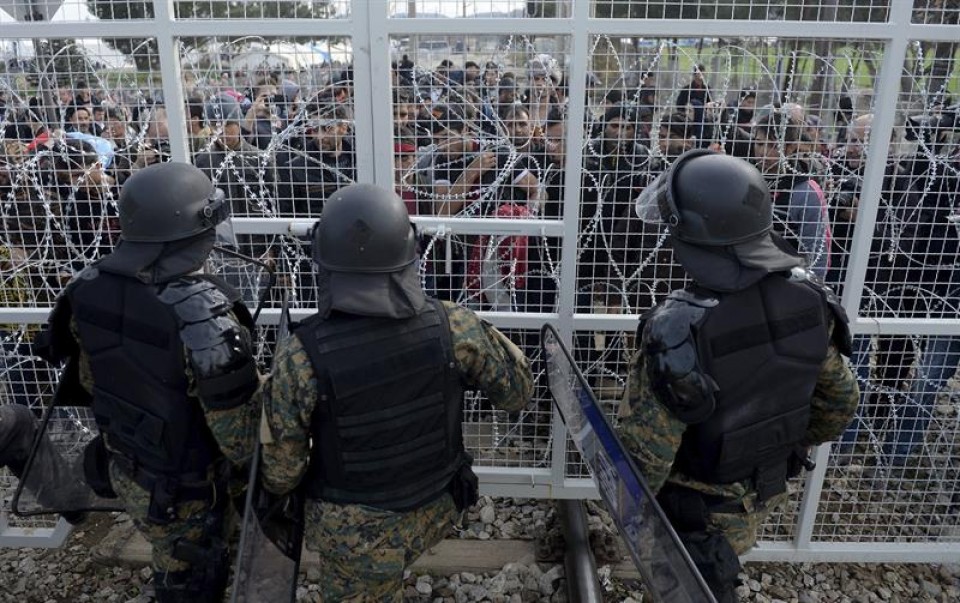 Refugiados en la frontera entre Grecia y Macedonia. Foto: EFE