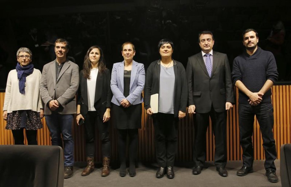 Representantes de EH Bildu, PNV, Podemos e IU junto a Uxue Barkos en el Congreso. Foto: EFE