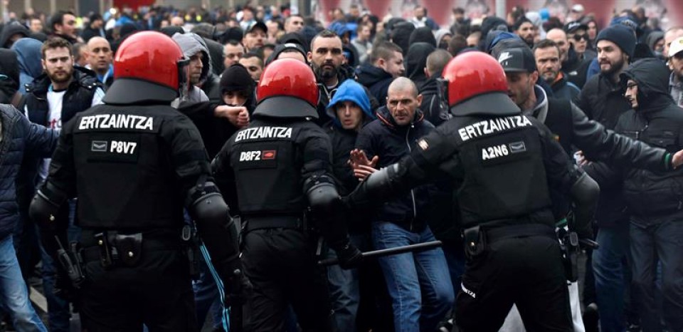 La Ertzaintza carga contra ultras del Marsella en Bilbao. EFE