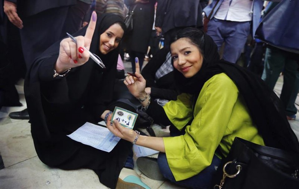 Bi emakume iraniar, Irango hauteskundeetan botoa eman ondoren Efe