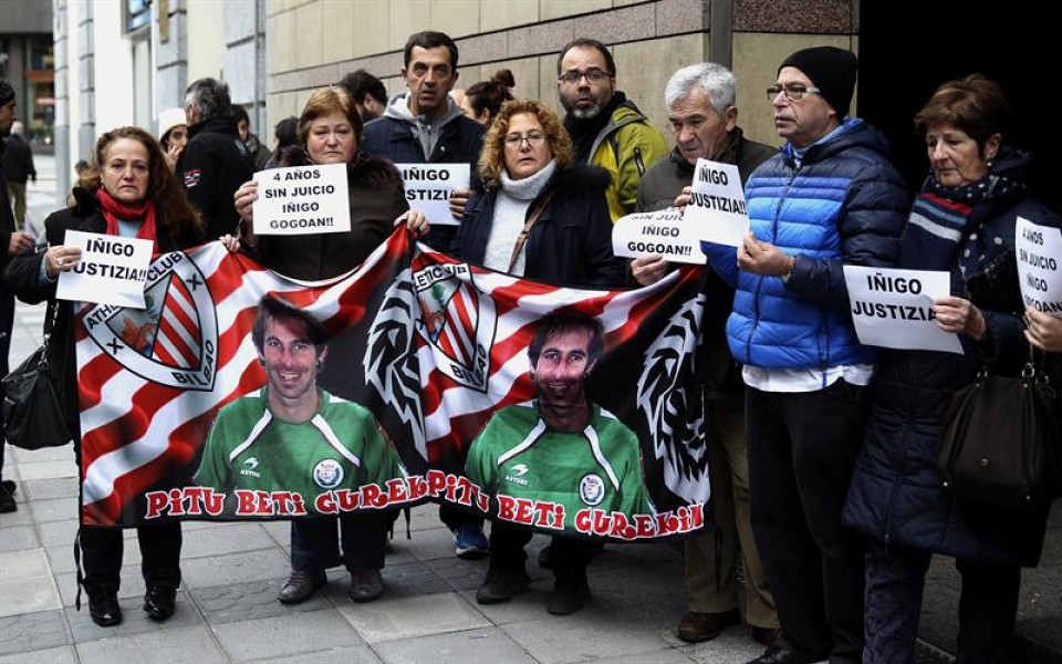 Los padres y amigos de Iñigo Cabacas reclaman justicia. Foto de archivo: EFE