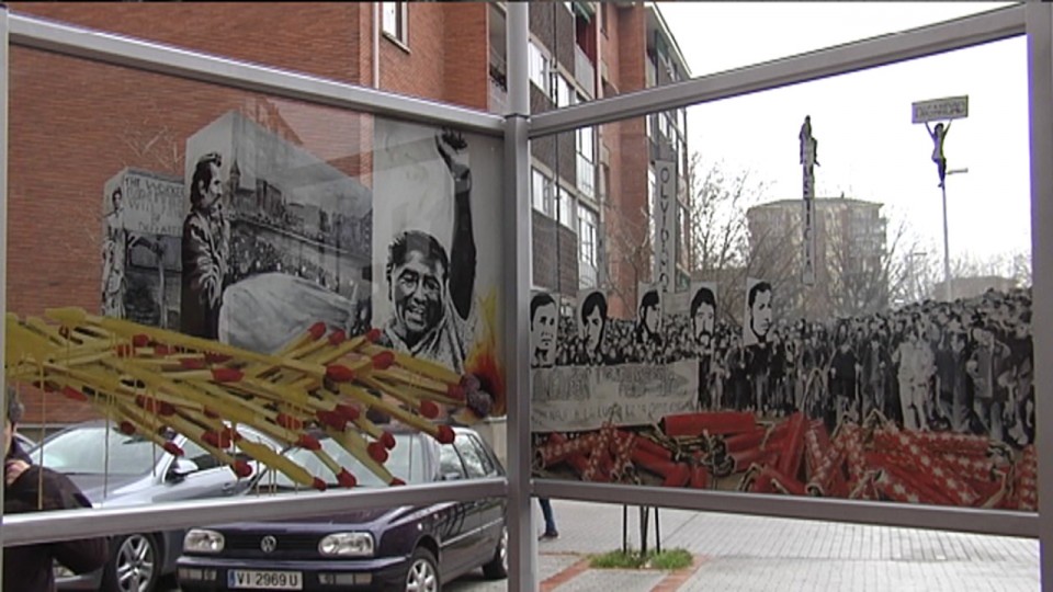 Familiares de las víctimas del 3 de Marzo ante un mural del Memorial en Zaramaga (Vitoria). EFE