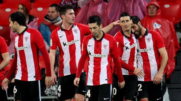 Los jugadores del Athletic celebran uno de los tres goles de Aduriz. Foto: Efe.