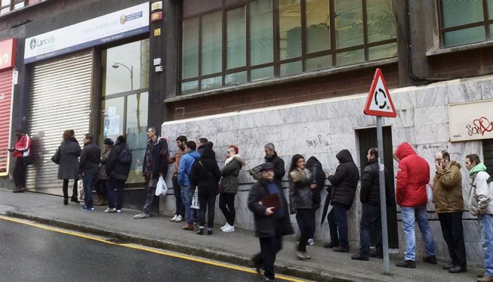 El paro baja en 1.596 desempleados en la CAV y Navarra