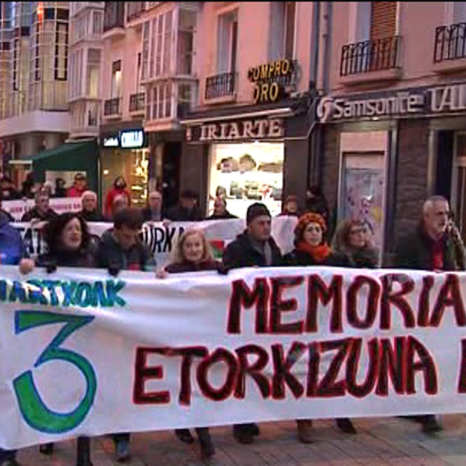 Multitudinaria marcha en memoria de las víctimas del 3 de marzo