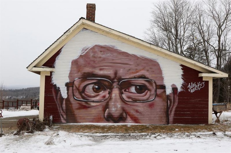Curiosa imagen del senador Bernie Sanders en la fachada de una casa en Kirby (Vermont). Foto: EFE