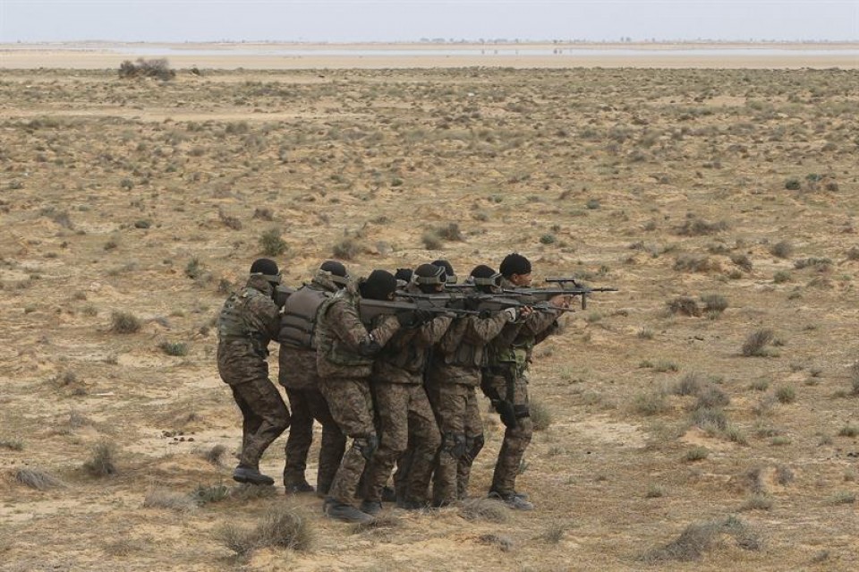Soldados tunecinos realizando maniobras.