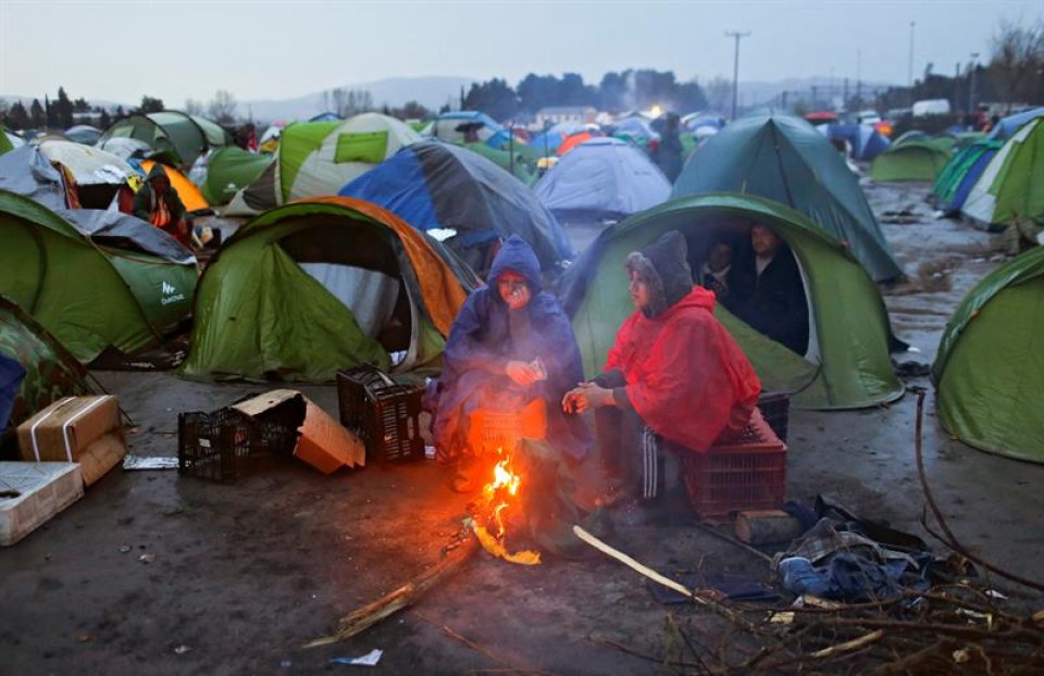 Varios refugiados en la frontera entre Grecia y Macedonia cerca de Idomeni. Foto: EFE
