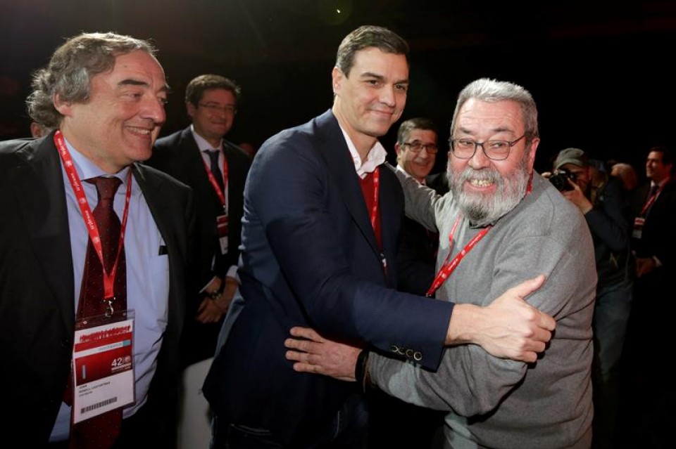Méndez, con Sánchez y Rossel, en un momento del Congreso. Foto: EFE