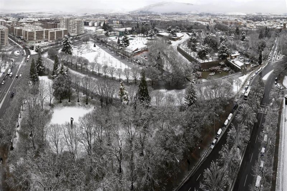 Una intensa nevada provoca el caos en Pamplona y su comarca