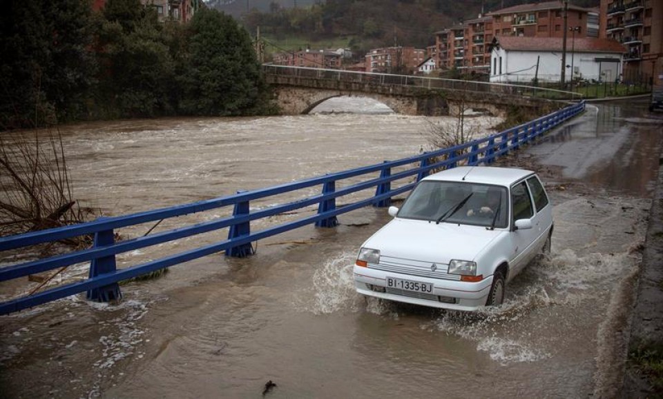 Un coche, junto a río en la localidad vizcaína de Alonsotegi, hoy. Foto: EFE