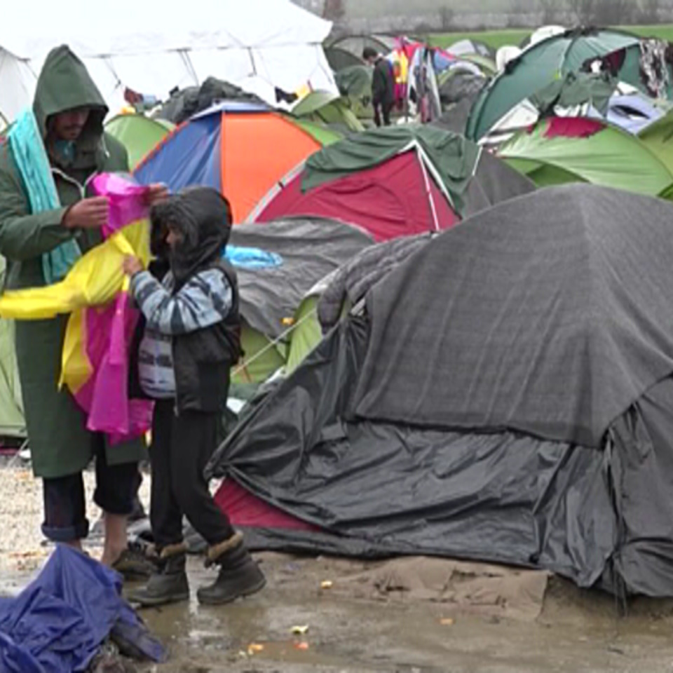El frío y la lluvia golpean a los refugiados en Idomeni