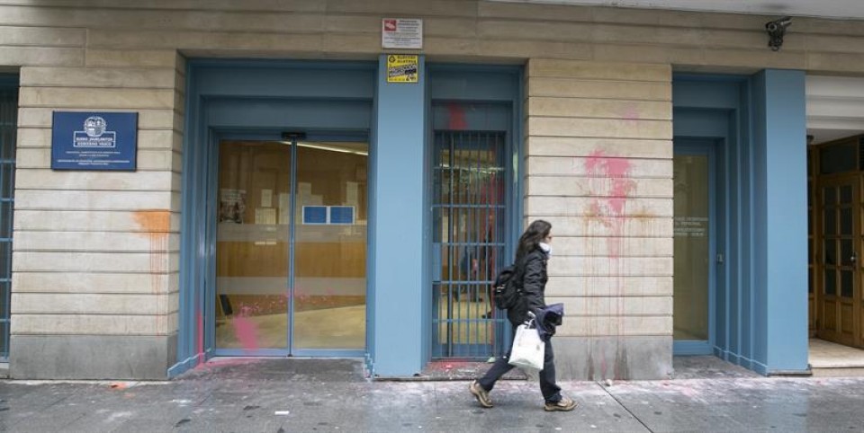 El ataque ha tenido lugar en las oficinas de Educación, en la calle San Prudencio. Foto: EFE