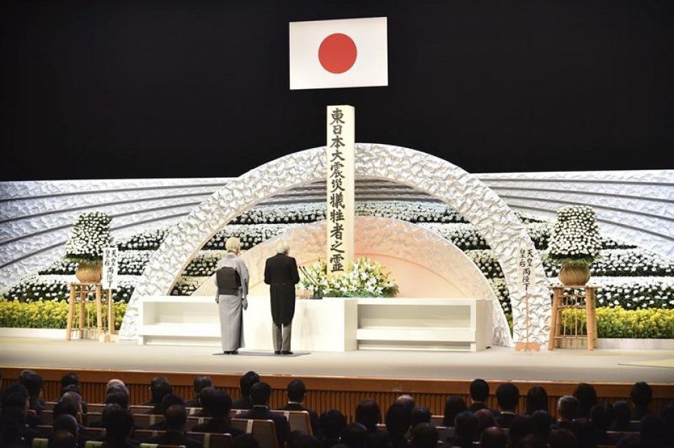 Akihito eta Michiko Japoniako enperadoreak efe tsunamia