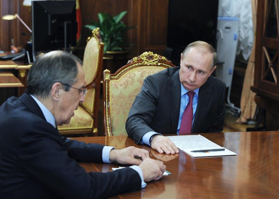 El presidente ruso, junto al ministro de exteriores, en una reunión en el Kremlin. Foto: EFE