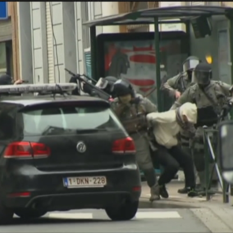 Salah Abdeslam ustezko jihadista Bruselan atxilotu zuteneko unea. Artxiboko irudia: EiTB