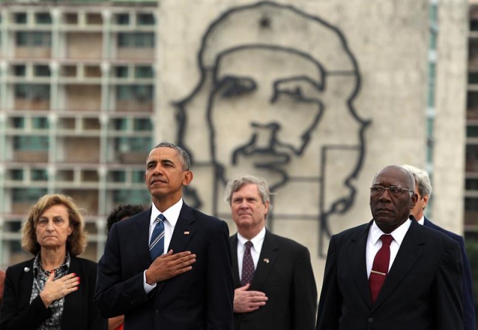 Obama, 'Che'ren irudia atzean duela Habanan, irudi historiko batean. Argazkia: EFE