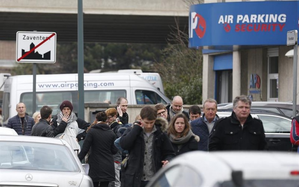 Bruselako aireportua itxi egin dute bertan izandako bi leherketen ondorioz. Argazkia: EFE