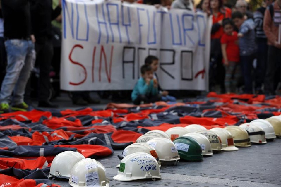 Trabajadores de Arcelor protestan por el cese de actividad Efe