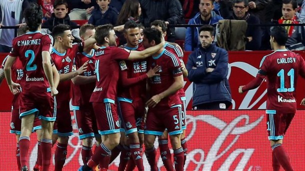 Los jugadores de la Real, celebrando un gol contra el Sevilla la pasada temporada. Foto: Efe.