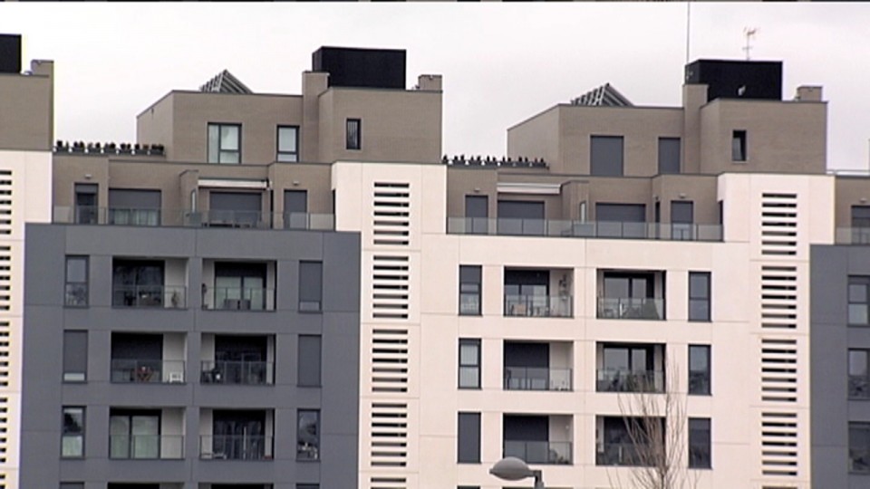 El ascenso moderado ha sido por el abaratamiento de la vivienda. Captura de un vídeo de ETB. 