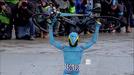 Celebración: Diego Rosa levanta la bicicleta en la línea de meta