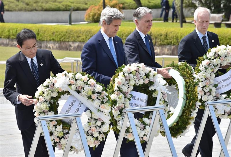 El secretario de Estado de EE.UU., John Kerry, en el Parque de la Paz de Hiroshima (Japón). EFE