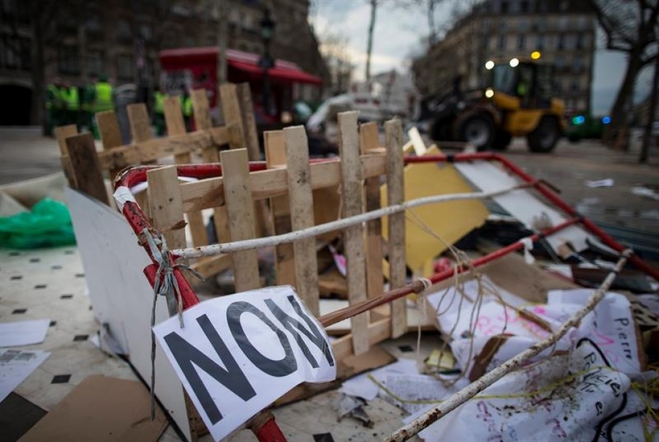 Evacúan de forma pacífica a los 'indignados' de París