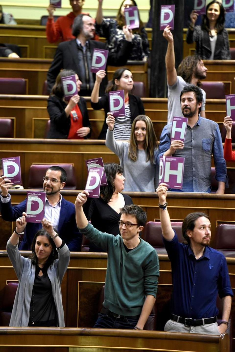 Los diputados de Podemos han alzado carteles de la Declaración de Derechos Humanos. Foto: EFE.