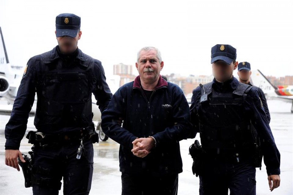 El preso Luis Enrique Garate durante la entrega. Foto: EFE