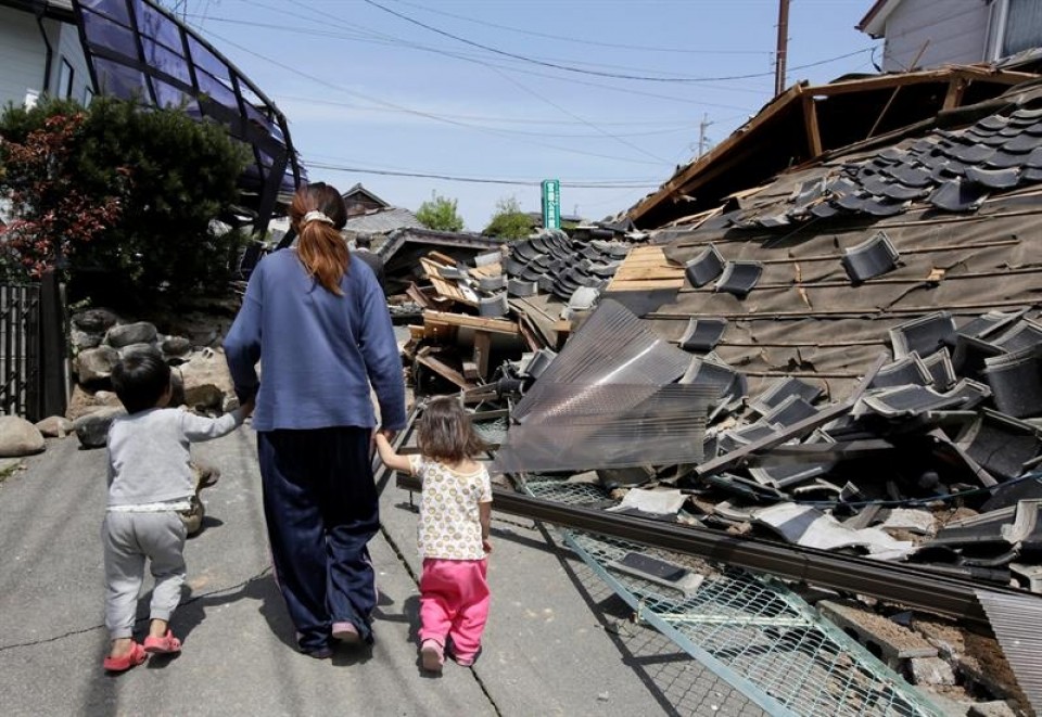 Nueve muertos y 900 heridos en el fuerte terremoto del sur de Japón