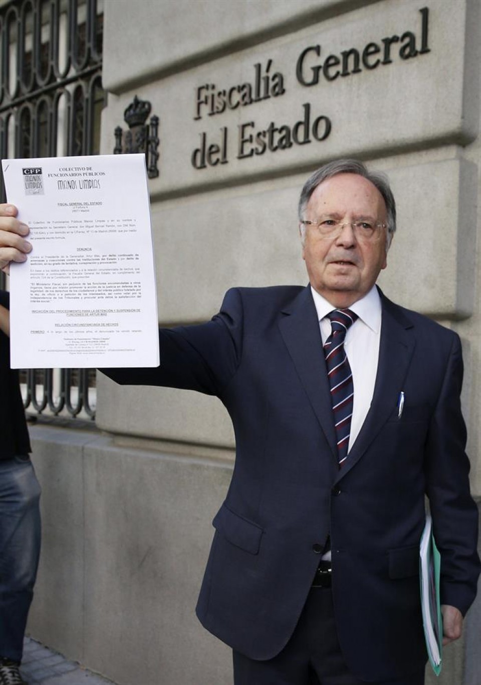 El juez decretó prisión incondicional para el dirigente de Manos Limpias, Miguel Bernard. EFE