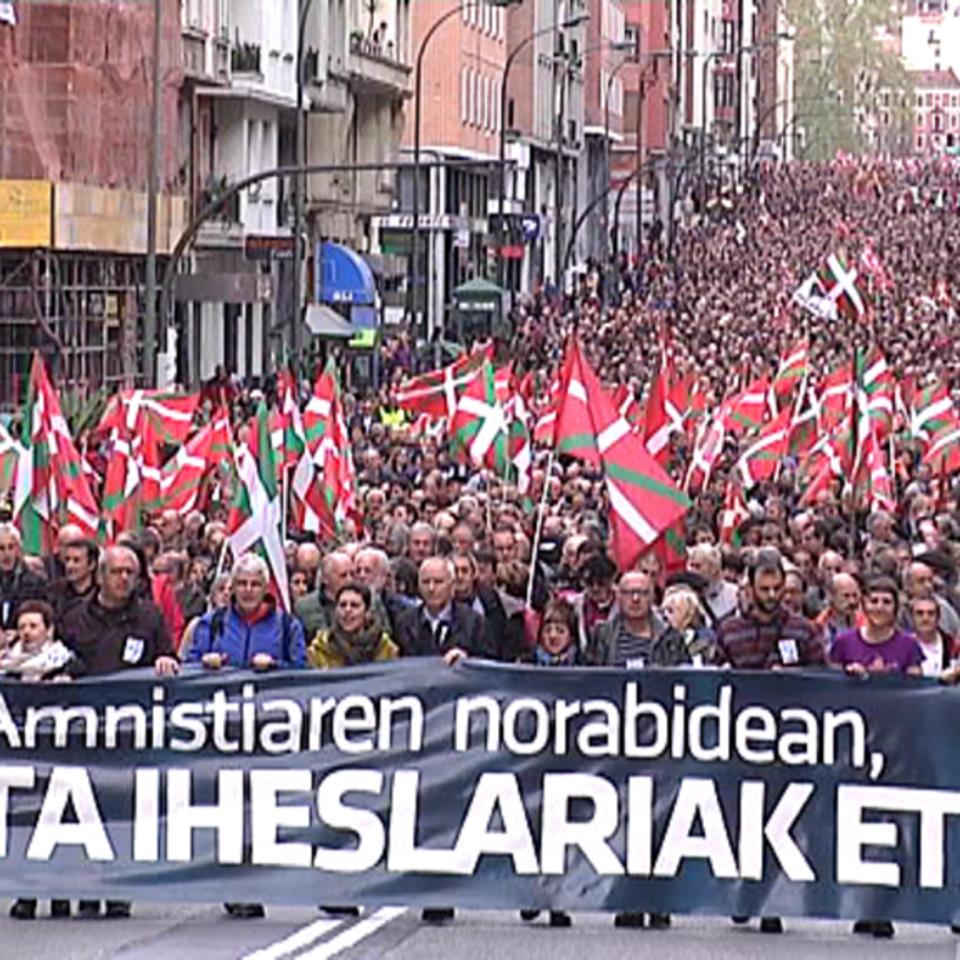 Miles de personas se han sumado a la manifestación de Bilbao. Foto: EiTB