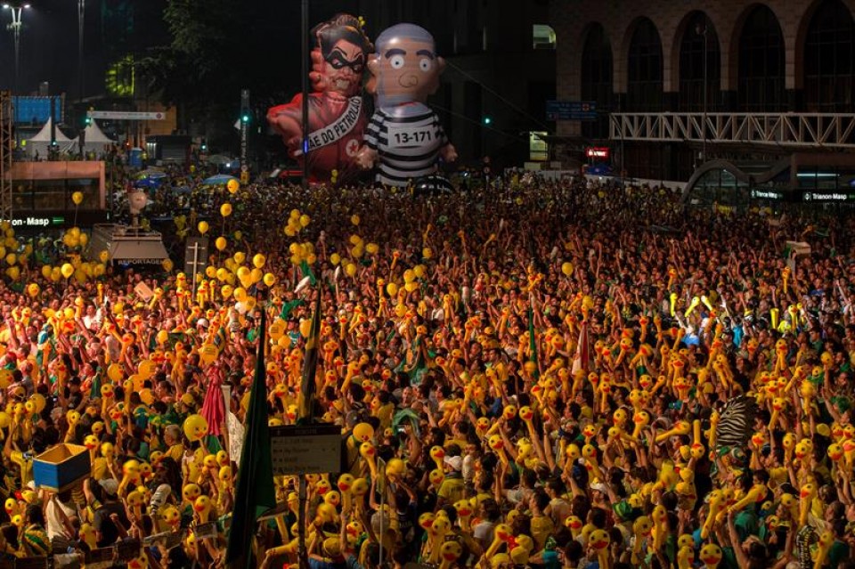 Un Brasil dividido se vuelca en las calles. Foto: EFE