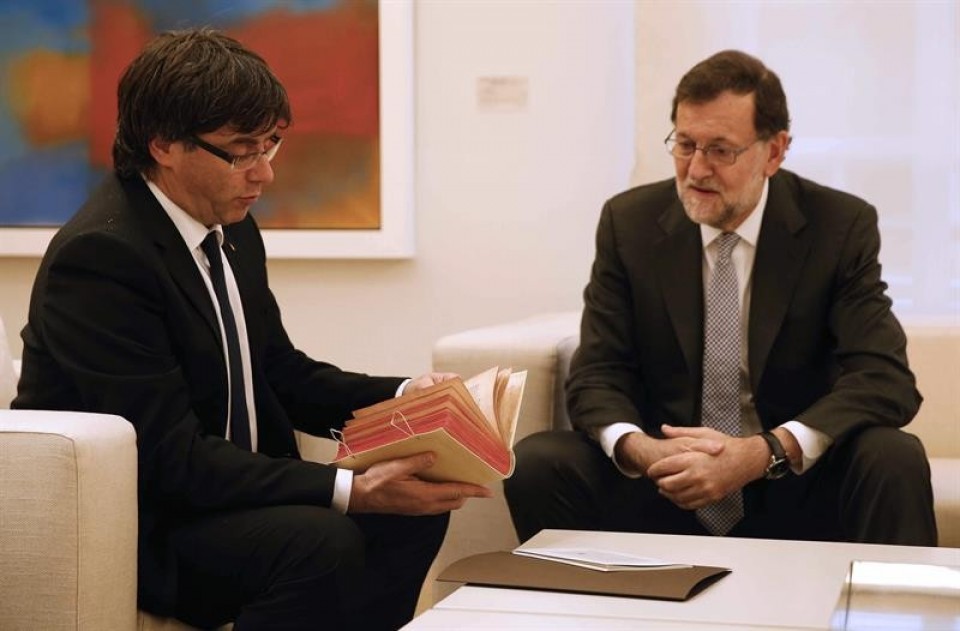 Imagen de la reunión que mantuvieron Puigdemont y Rajoy hace una semana.