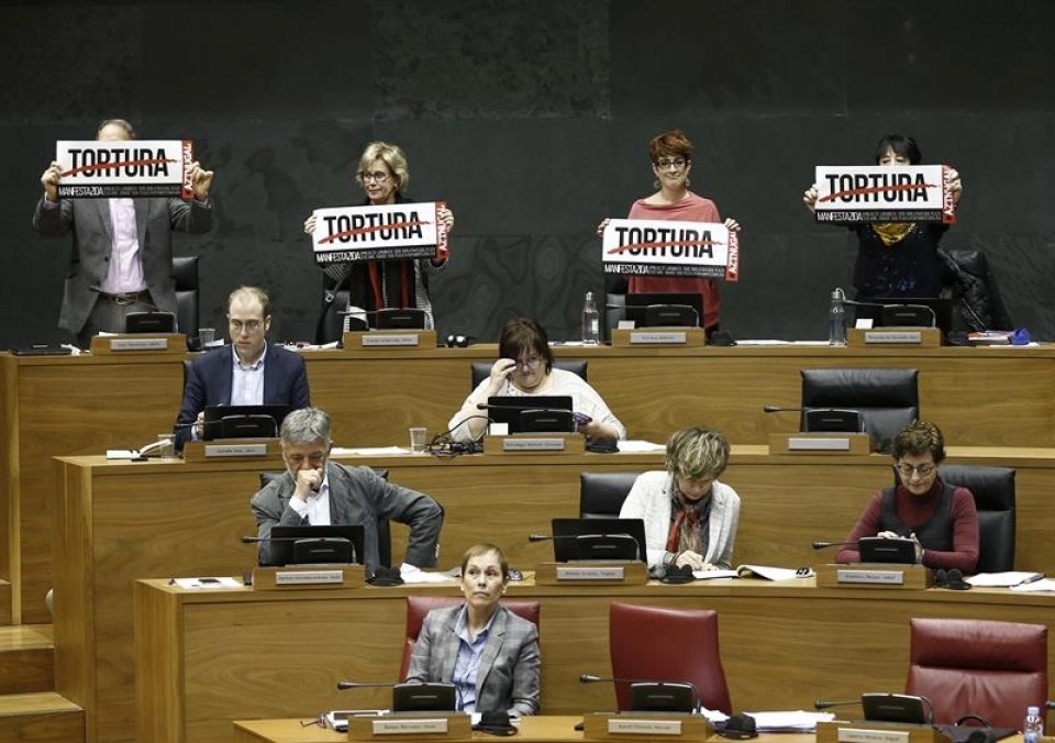 Parlamentarios de EH Bildu muestran carteles contra la tortura en una sesión anterior. EFE