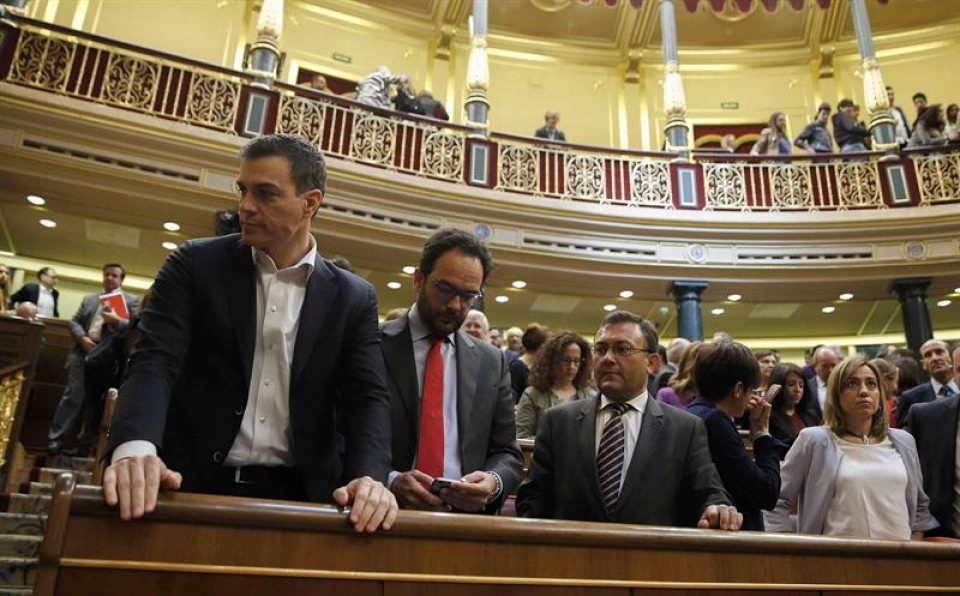 Varios diputados del PSOE, en el Parlamento. Foto: EFE.