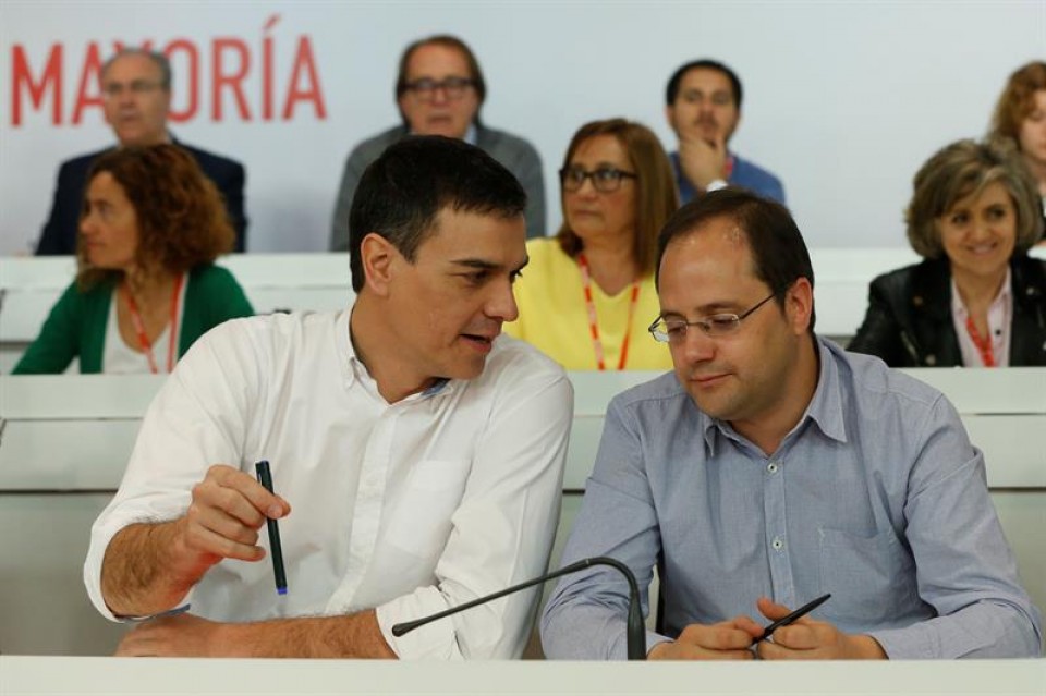 Pedro Sánchez y Cesar Luena en el Comité Federal del PSOE. Foto: EFE