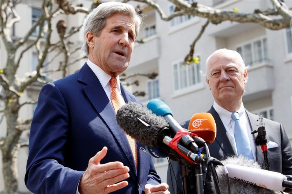 John Kerry y el enviado especial de la ONU para Siria, Staffan de Mistura, en Ginebra. Foto: EFE