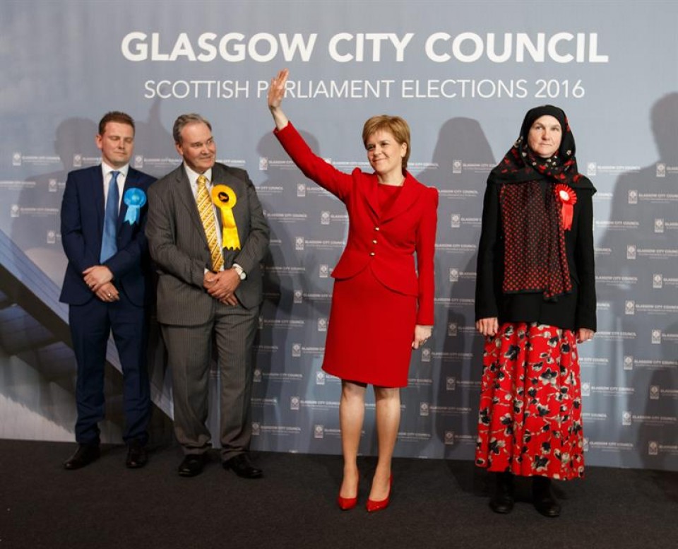 La líder independentista, Nicola Sturgeon, celebra la victoria.