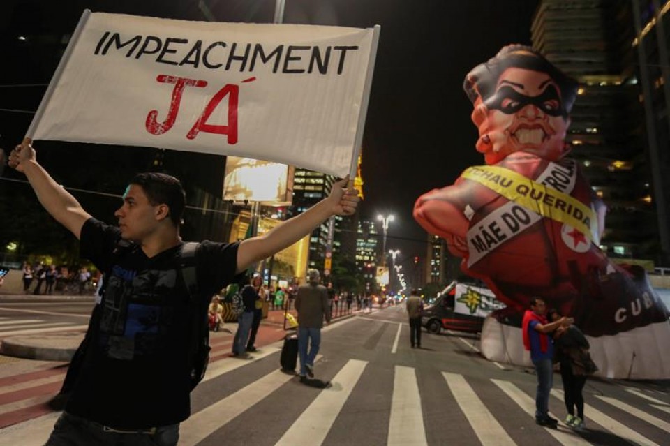 Manifestariak Dilma Rousseff presidentearen aurka protesta egiten, Sao Paulon (Brasil). EFE