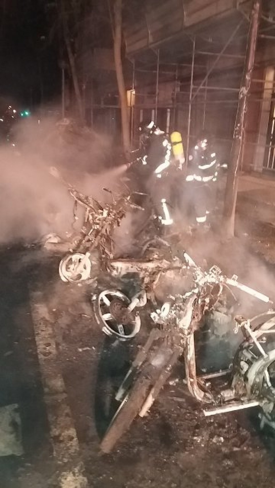 Un incendio calcina cinco motocicletas y un turismo en Donostia. Foto: DSS Babes Zibila