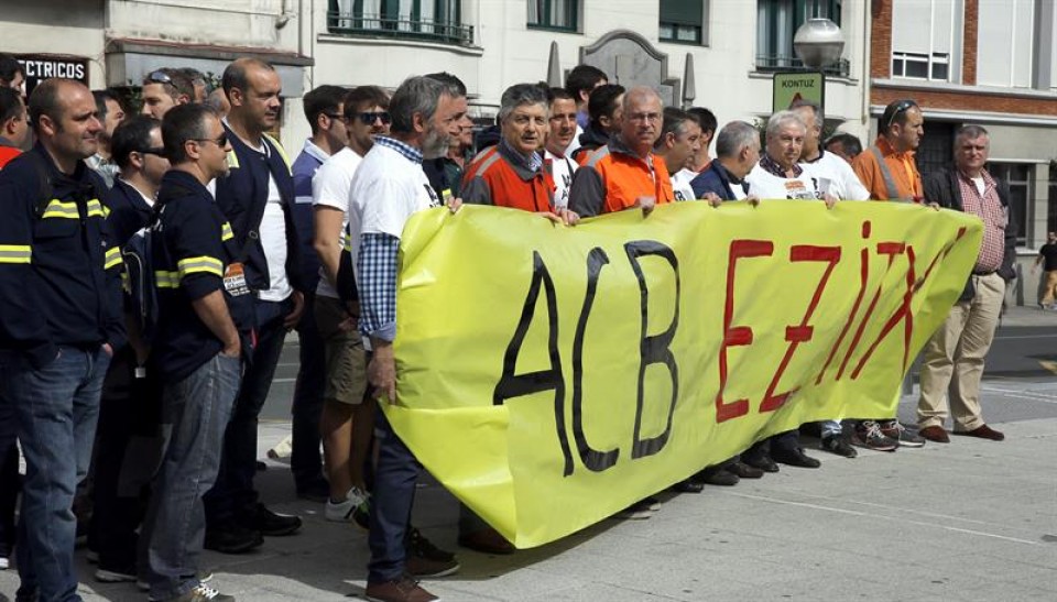 ACBko langileek protesta egin dute batzordearen eta Tapiaren arteko bilerak iraun duen artean. EFE