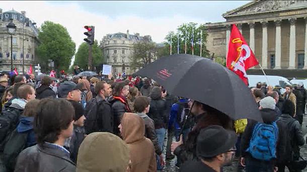 "Frantziako gobernuak demokraziari uko egin dio"